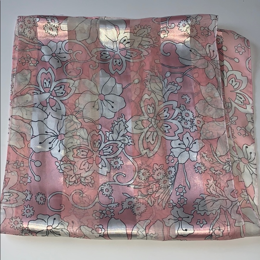 Women’s Pink Scarf With White Daisies